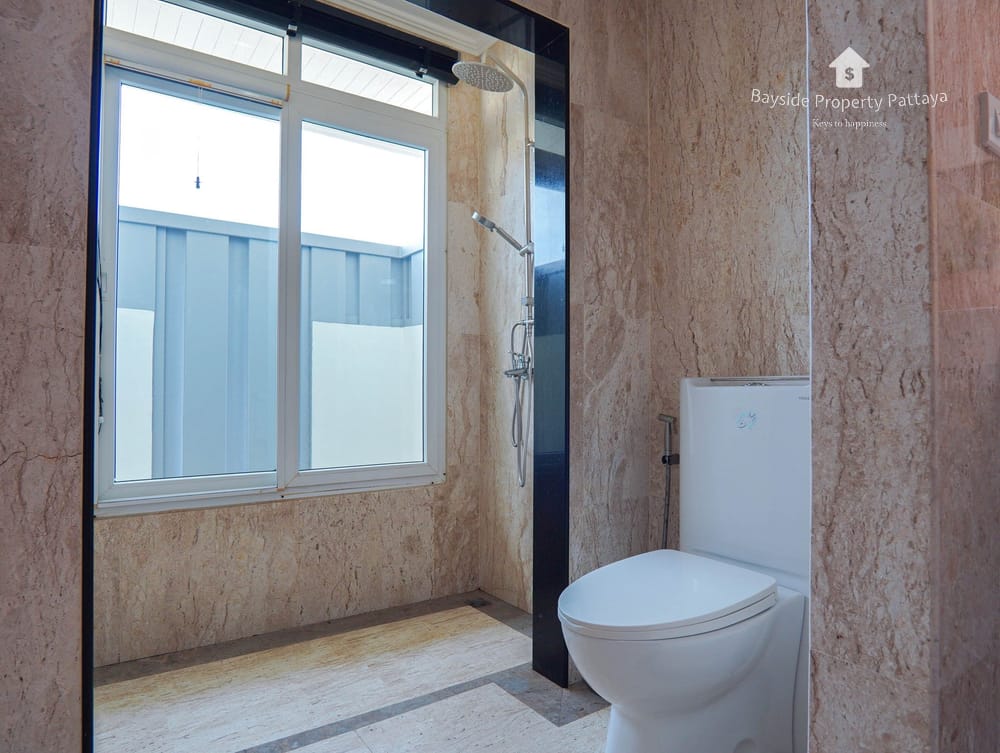 Spacious 5-Bedroom House for Sale in East Pattaya - Pet Friendly with Air Conditioning 13