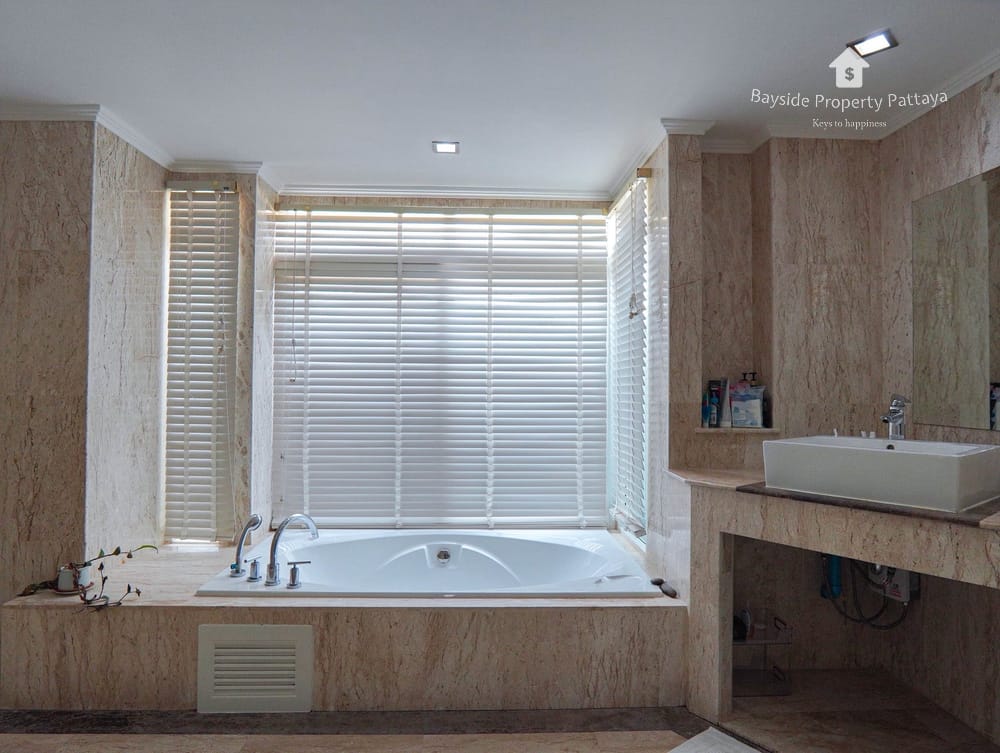 Spacious 5-Bedroom House for Sale in East Pattaya - Pet Friendly with Air Conditioning 16