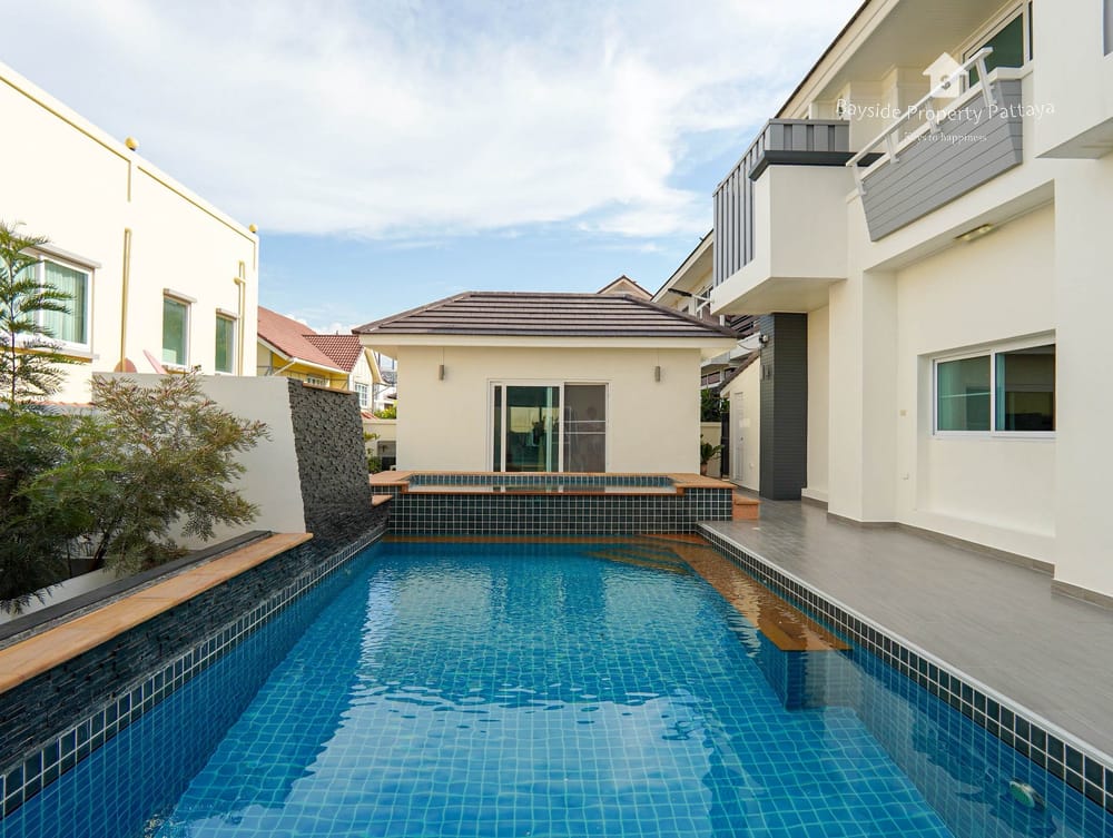 Spacious 5-Bedroom House for Sale in East Pattaya - Pet Friendly with Air Conditioning 19