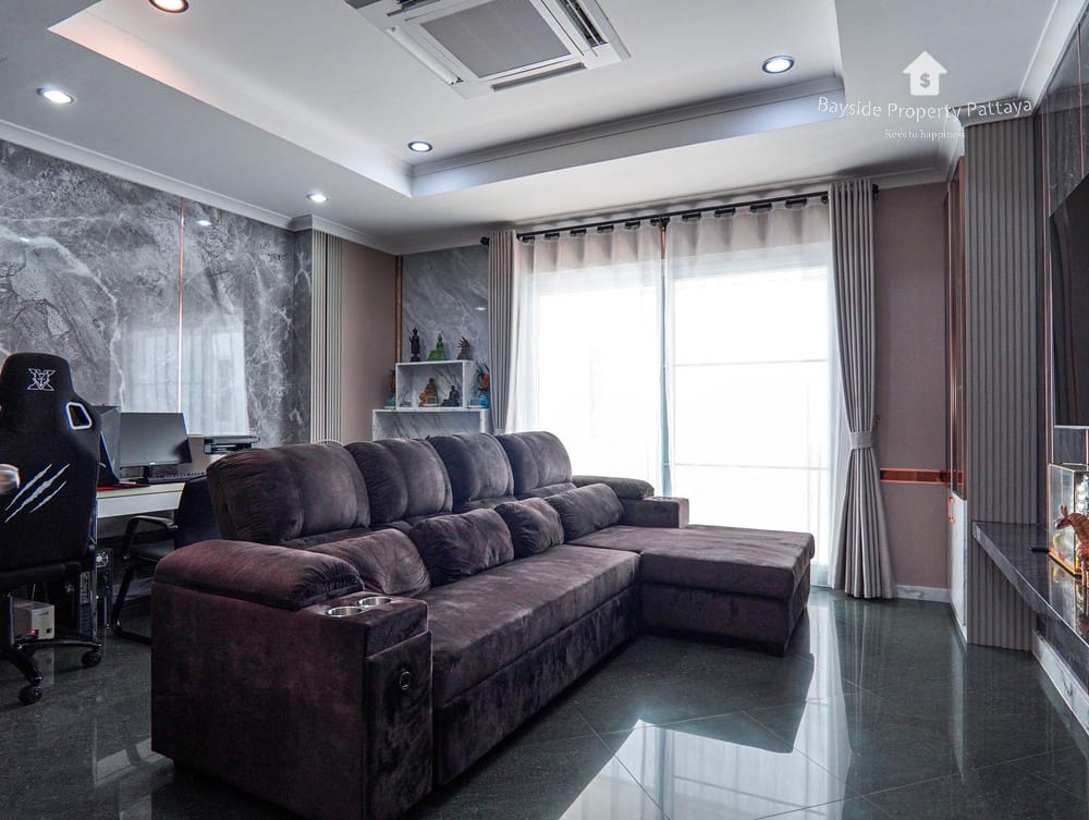 Spacious 5-Bedroom House for Sale in East Pattaya - Pet Friendly with Air Conditioning 23