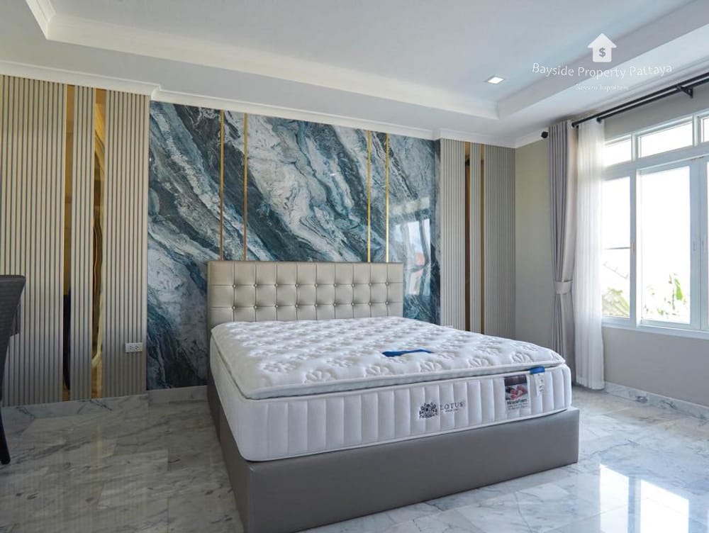 Spacious 5-Bedroom House for Sale in East Pattaya - Pet Friendly with Air Conditioning 24