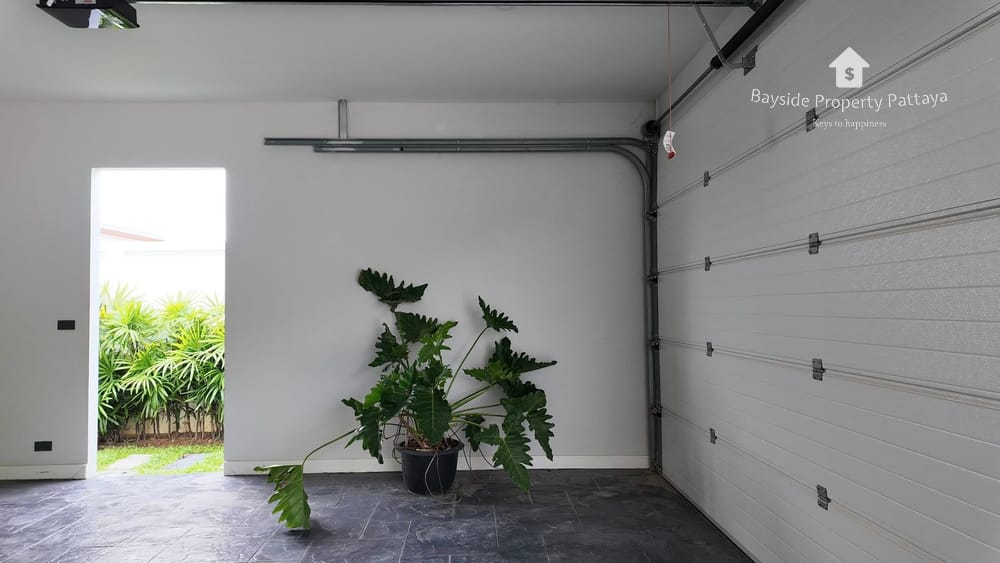 Spacious 5-Bedroom Villa for Sale in East Pattaya - Pet Friendly with Air Conditioning 15