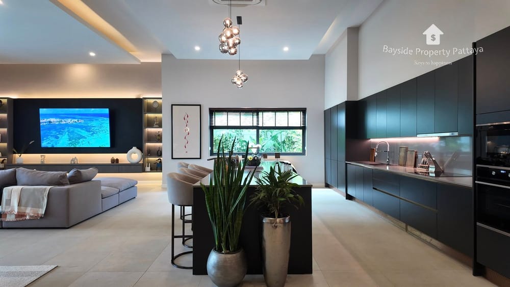 Spacious 5-Bedroom Villa for Sale in East Pattaya - Pet Friendly with Air Conditioning 11