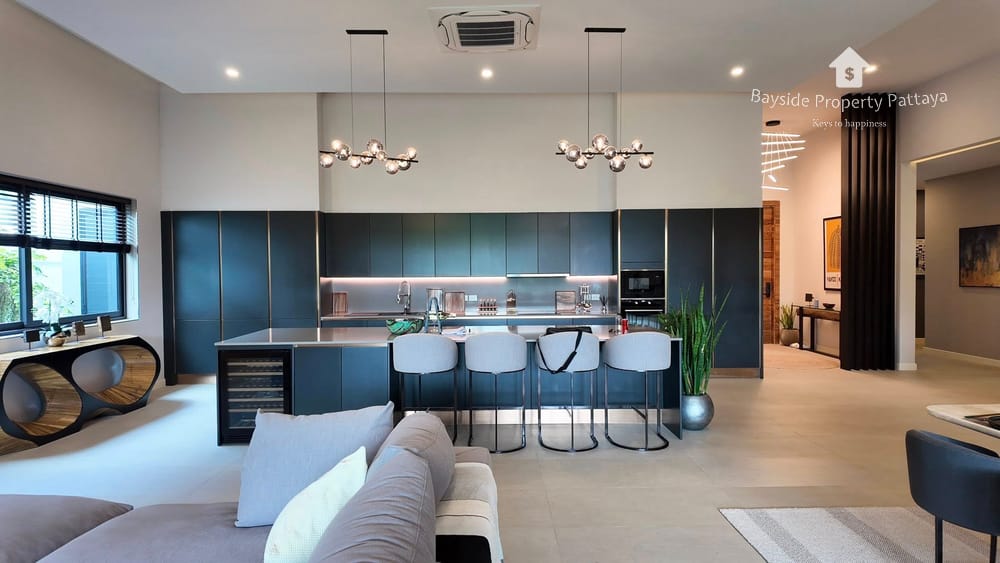 Spacious 5-Bedroom Villa for Sale in East Pattaya - Pet Friendly with Air Conditioning 12
