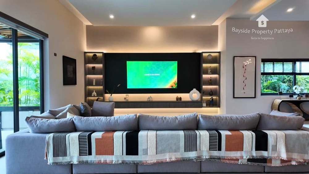 Spacious 5-Bedroom Villa for Sale in East Pattaya - Pet Friendly with Air Conditioning 29