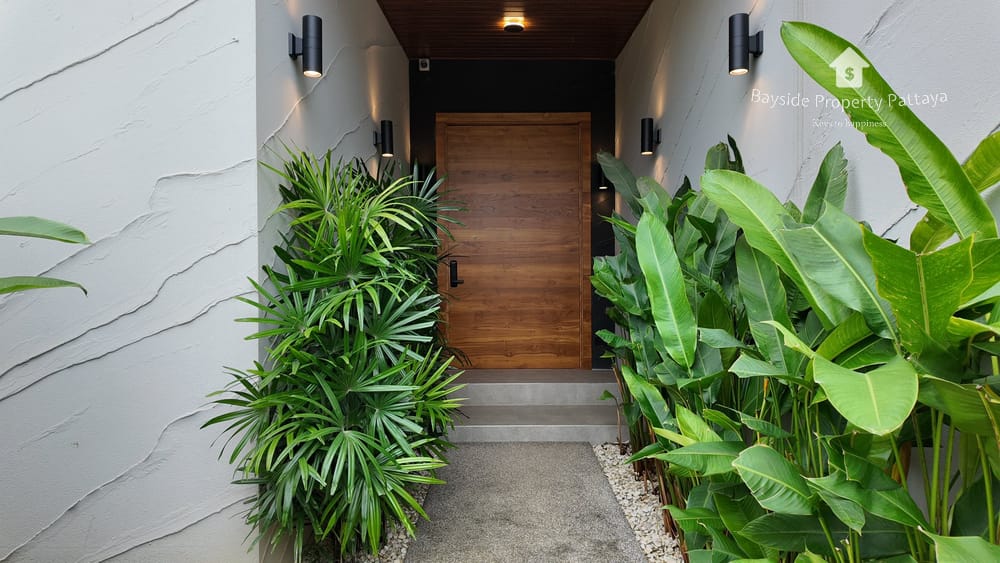 Spacious 5-Bedroom Villa for Sale in East Pattaya - Pet Friendly with Air Conditioning 9