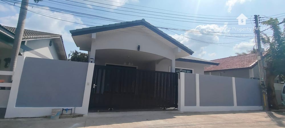 Spacious 3-Bedroom Detached House for Sale in East Pattaya - Pet Friendly with Air Conditioning 1