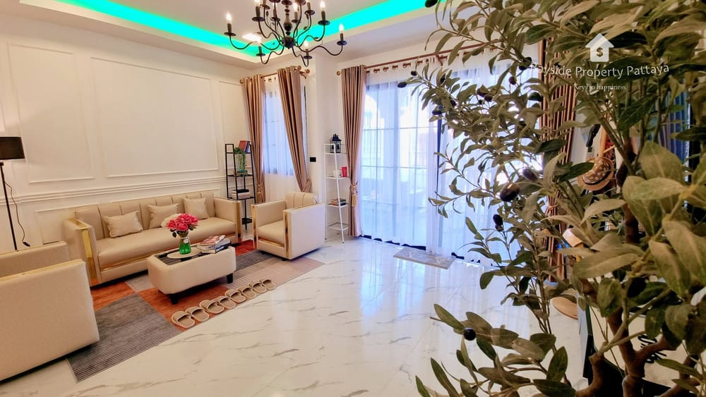 Spacious 3-Bedroom Townhouse for Sale in East Pattaya - Pet Friendly with Air Conditioning 3
