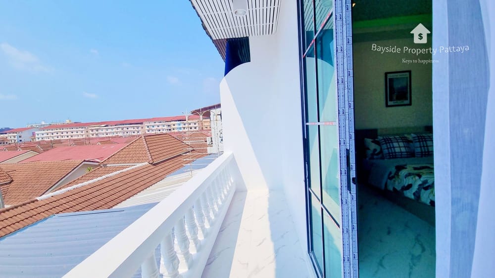 Spacious 3-Bedroom Townhouse for Sale in East Pattaya - Pet Friendly with Air Conditioning 11