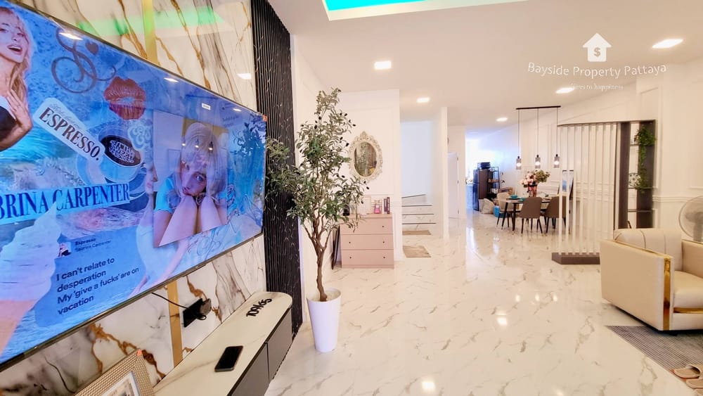 Spacious 3-Bedroom Townhouse for Sale in East Pattaya - Pet Friendly with Air Conditioning 5