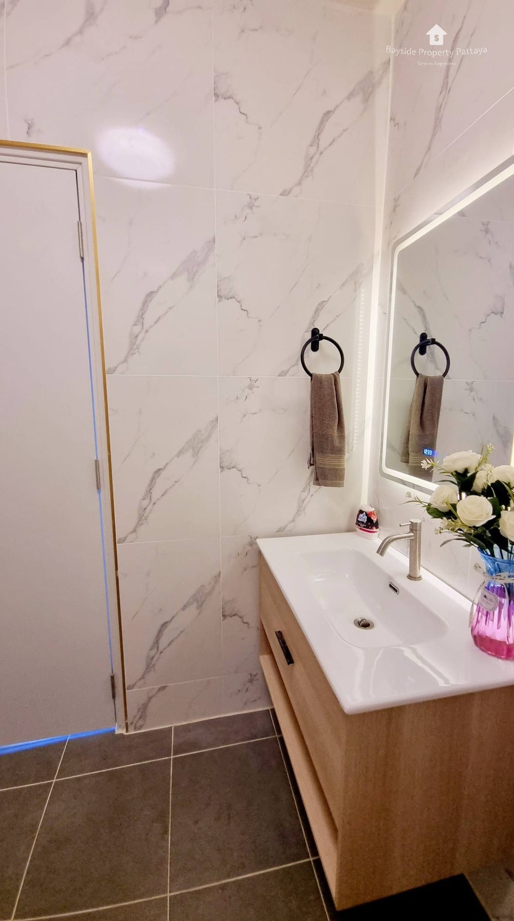 Spacious 3-Bedroom Townhouse for Sale in East Pattaya - Pet Friendly with Air Conditioning 25