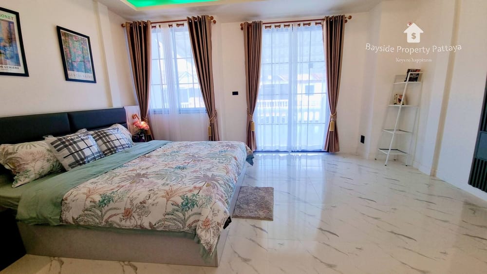 Spacious 3-Bedroom Townhouse for Sale in East Pattaya - Pet Friendly with Air Conditioning 14