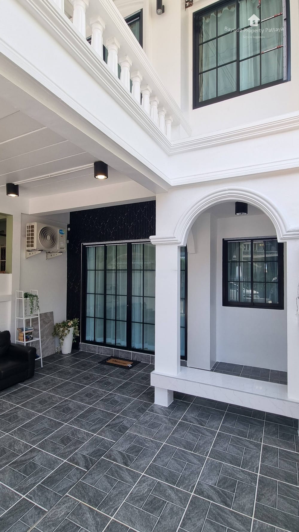 Spacious 3-Bedroom Townhouse for Sale in East Pattaya - Pet Friendly with Air Conditioning 2
