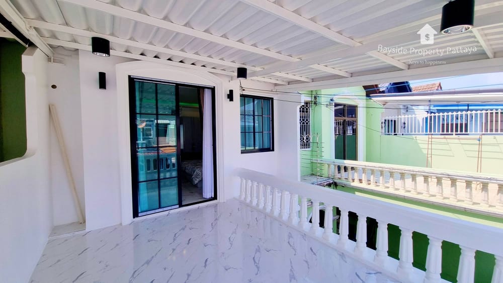 Spacious 3-Bedroom Townhouse for Sale in East Pattaya - Pet Friendly with Air Conditioning 17