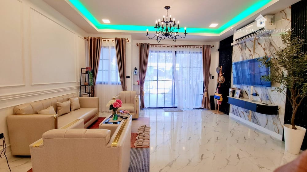 Spacious 3-Bedroom Townhouse for Sale in East Pattaya - Pet Friendly with Air Conditioning 9