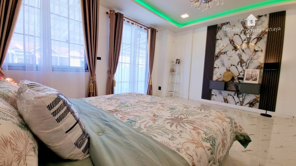 Spacious 3-Bedroom Townhouse for Sale in East Pattaya - Pet Friendly with Air Conditioning 23