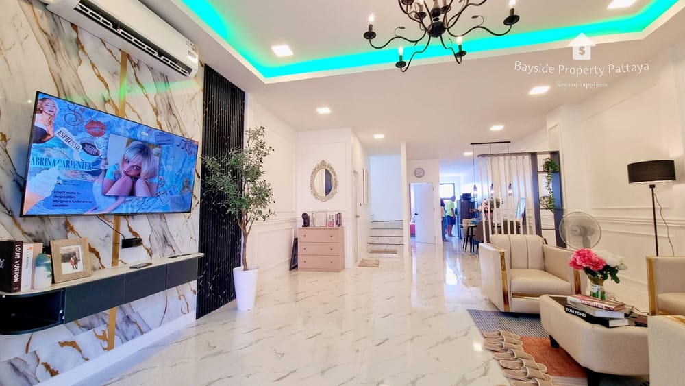 Spacious 3-Bedroom Townhouse for Sale in East Pattaya - Pet Friendly with Air Conditioning 6