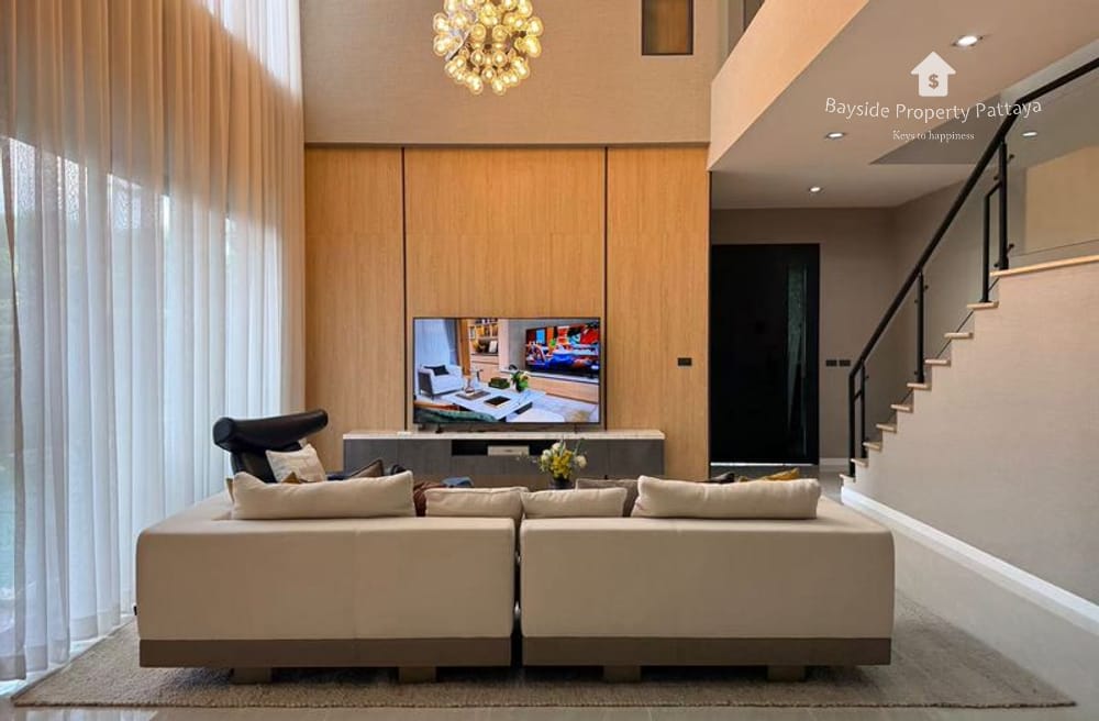 Spacious 4-Bedroom House for Sale with City View in Pattaya City 5