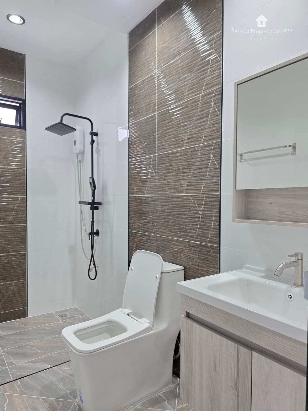 Spacious 3-Bedroom Detached House for Sale in East Pattaya - Pet Friendly with Air Conditioning 9