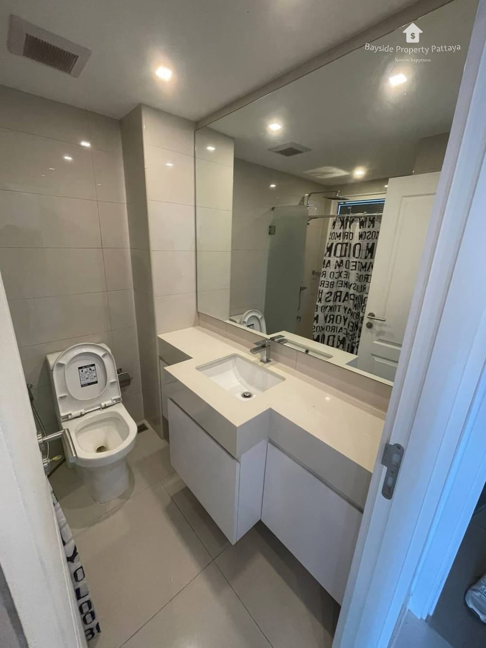 City Center Residence Condo for Sale in Pattaya City with Stunning City Views and Air Conditioning 7