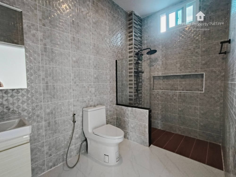 Geräumige Villa 'East Pattaya' mit 4 Schlafzimmern und Stadtblick zu verkaufen 11