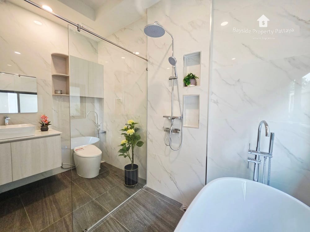 Spacious 4-Bedroom Detached House for Sale in East Pattaya - Pet Friendly with Air Conditioning 7