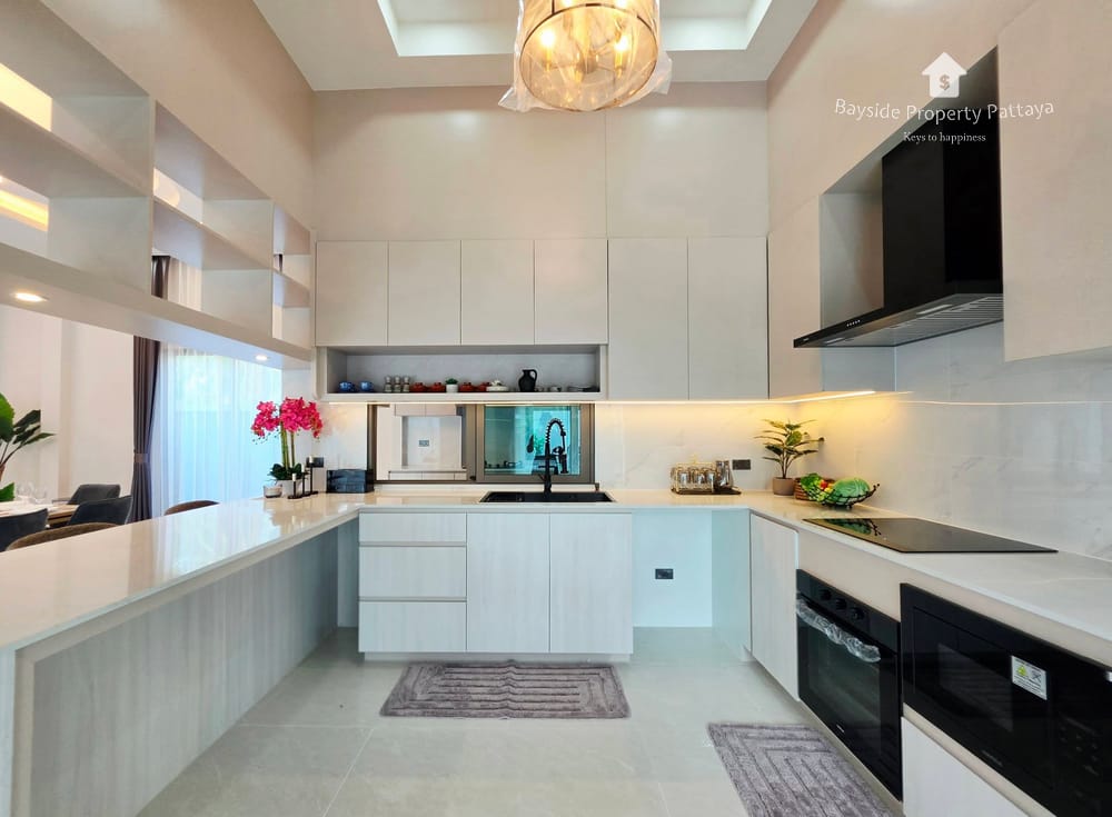 Spacious 4-Bedroom Detached House for Sale in East Pattaya - Pet Friendly with Air Conditioning 24