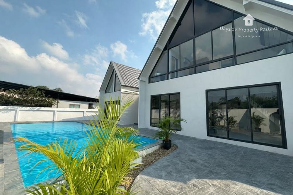 Spacious 6-Bedroom Pool Villa for Sale in East Pattaya 1