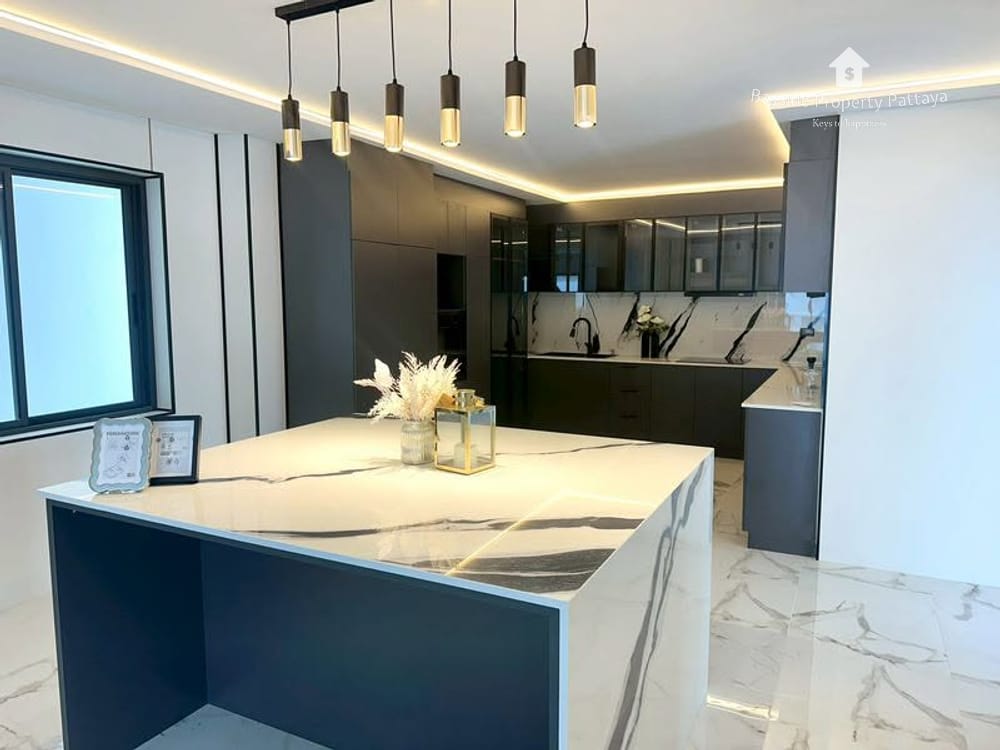Spacious 6-Bedroom Pool Villa for Sale in East Pattaya 3