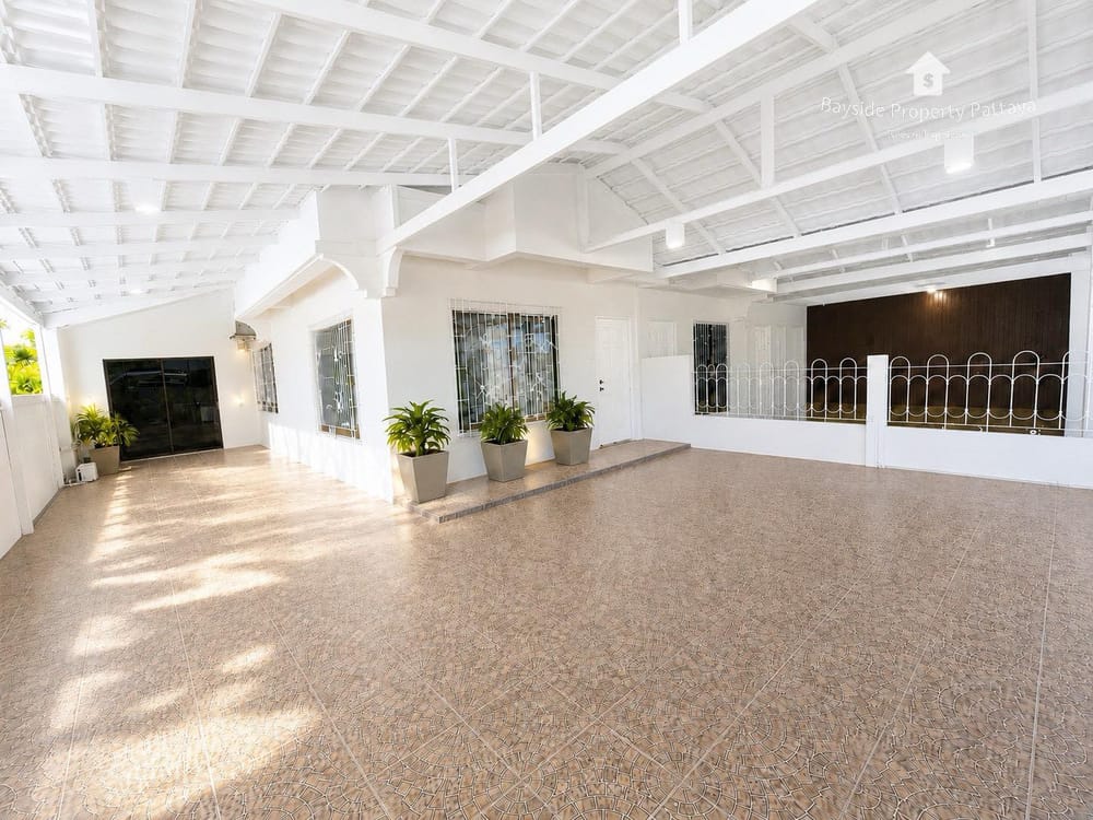 Spacious 3-Bedroom Townhouse for Sale or Rent in East Pattaya with Air Conditioning 2