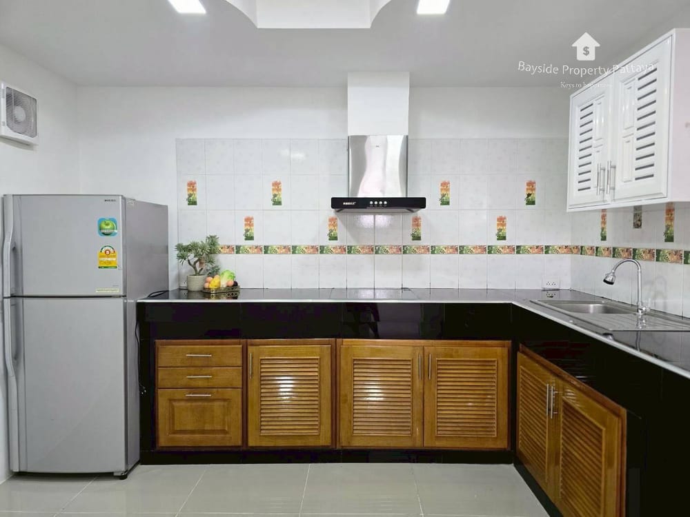 Spacious 3-Bedroom Townhouse for Sale or Rent in East Pattaya with Air Conditioning 6