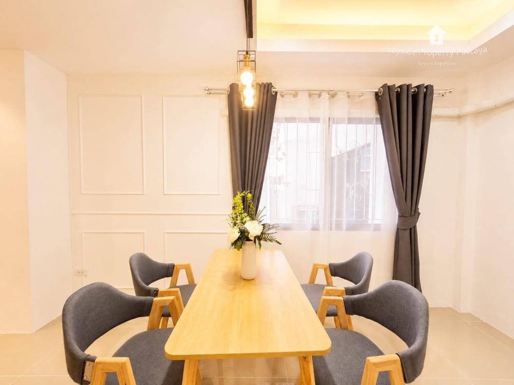 Spacious 3-Bedroom Townhouse for Sale or Rent in East Pattaya with Air Conditioning 10