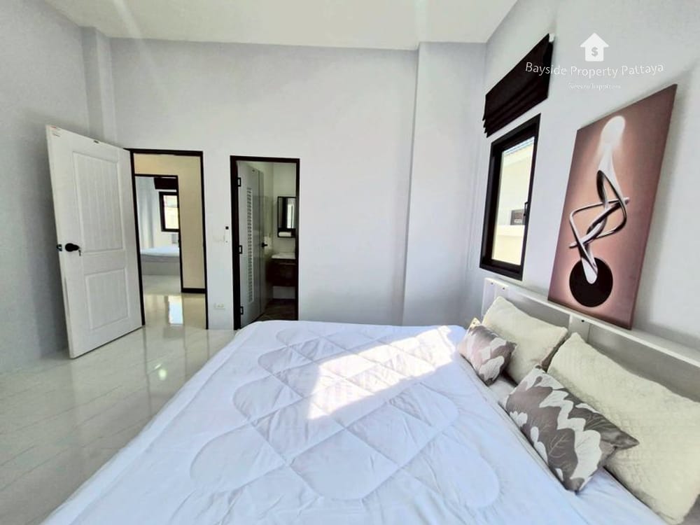 Spacious 3-Bedroom Detached House for Sale in East Pattaya - Pet Friendly with Air Conditioning 6