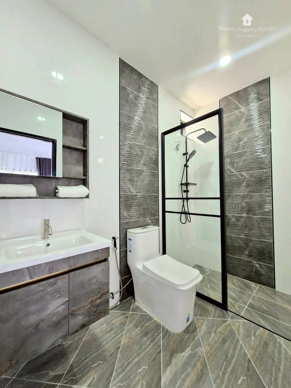 Spacious 3-Bedroom Detached House for Sale in East Pattaya - Pet Friendly with Air Conditioning 9