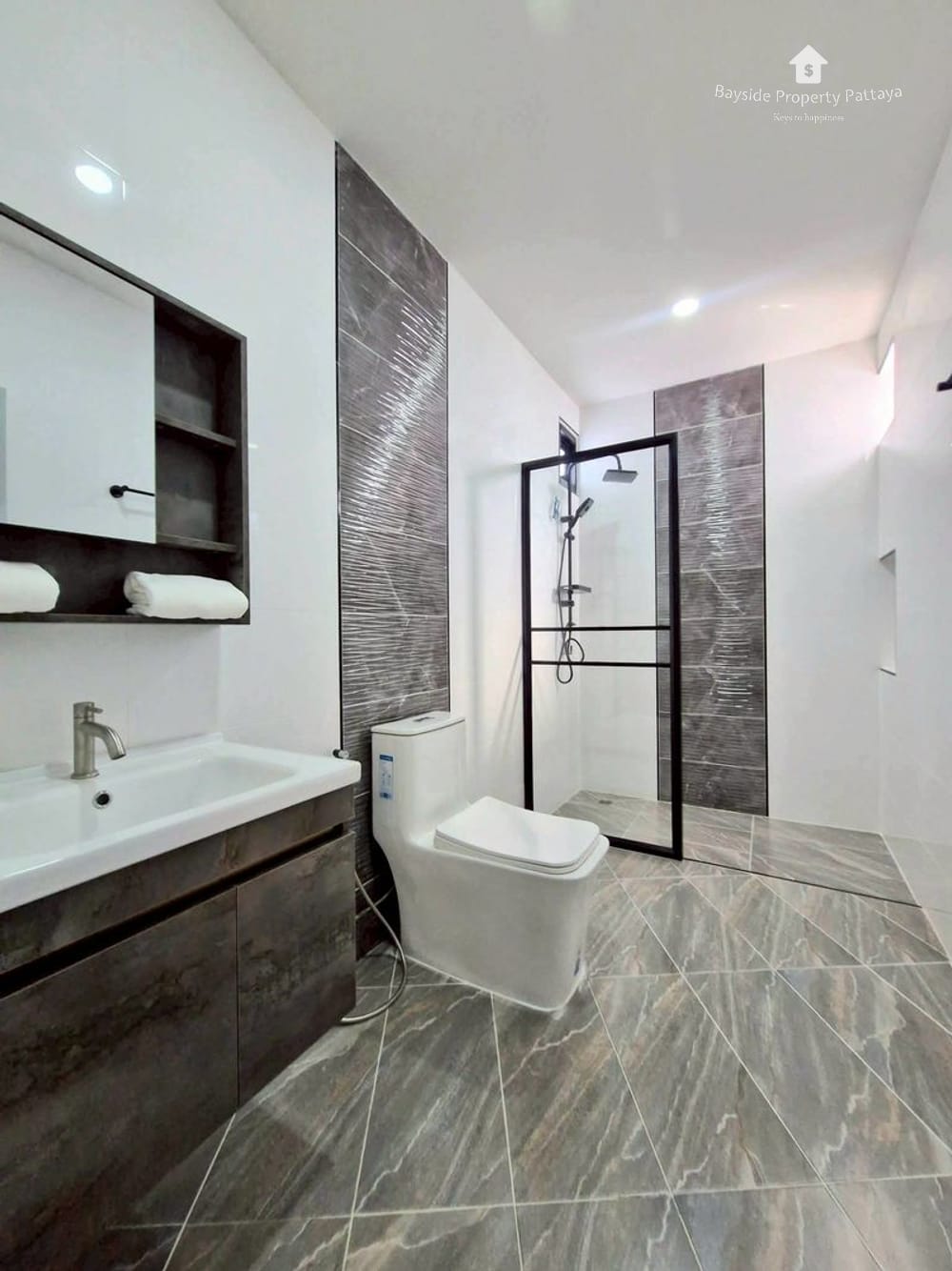Spacious 3-Bedroom Detached House for Sale in East Pattaya - Pet Friendly with Air Conditioning 11