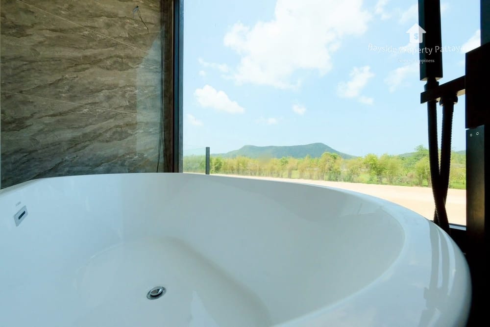 Spacious 5-Bedroom Villa for Sale in Bang Saray, Pattaya - Pet Friendly with Air Conditioning 4