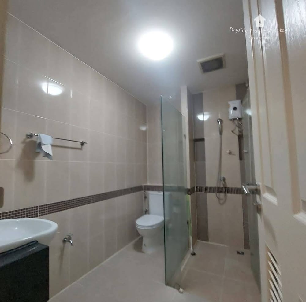 Pet-Friendly 3-Bedroom Townhouse with Air Conditioning in East Pattaya 12