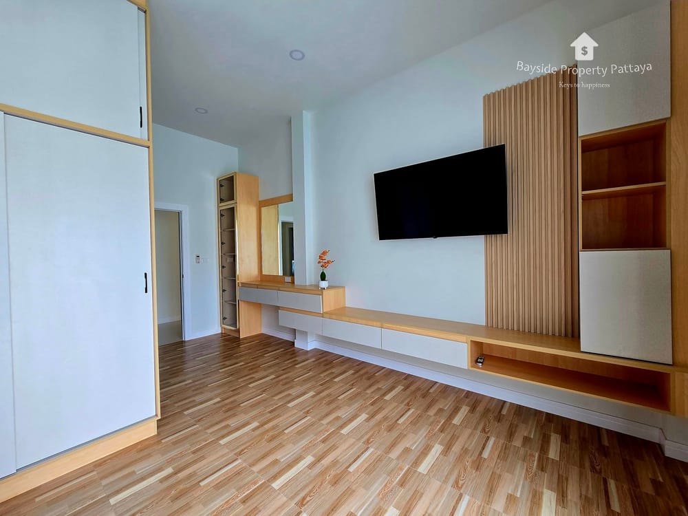 Moderne 3-Schlafzimmer Poolvilla zur Miete in Ost-Pattaya mit Stadtblick & Klimaanlage 7