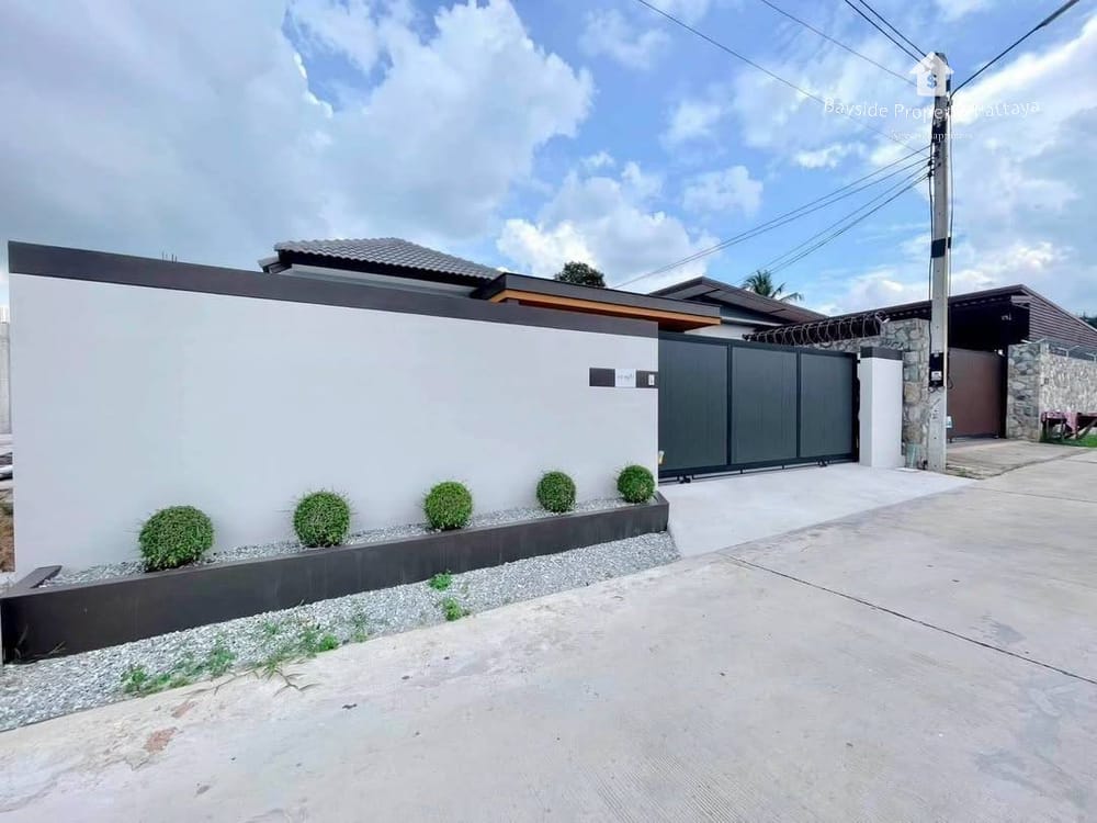 Spacious 3-Bedroom Detached House for Sale in East Pattaya - Pet Friendly with Air Conditioning 1
