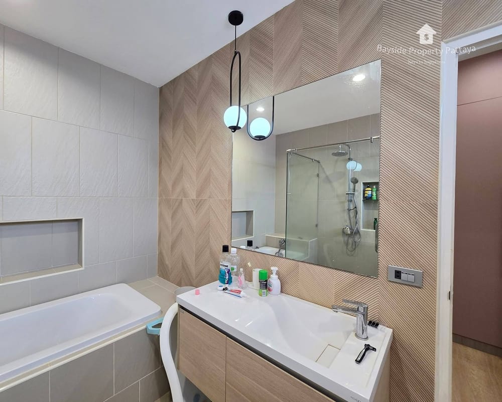 Spacious 6-Bedroom Detached House for Sale in East Pattaya with Air Conditioning 6