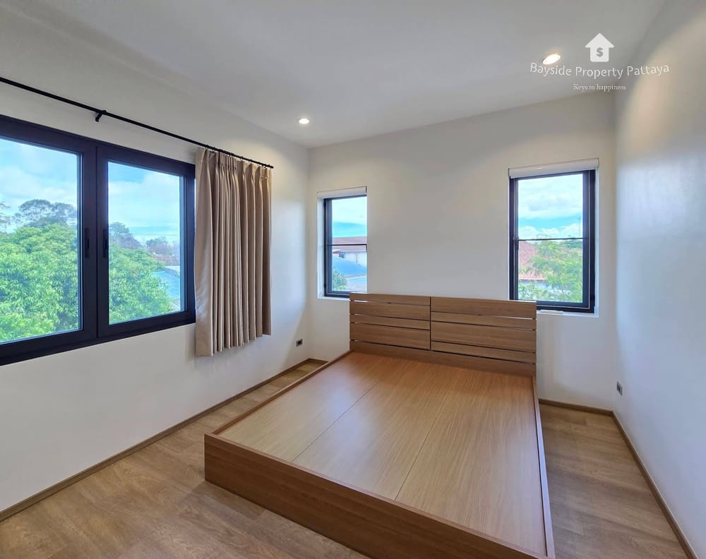 Spacious 6-Bedroom Detached House for Sale in East Pattaya with Air Conditioning 4