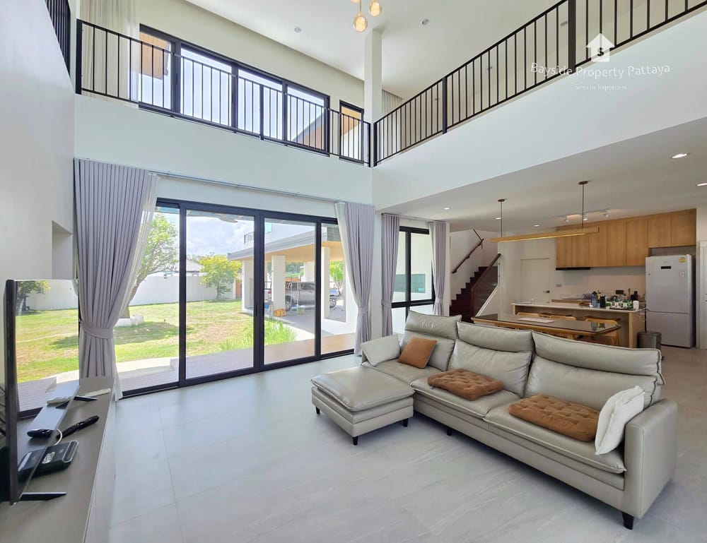 Spacious 6-Bedroom Detached House for Sale in East Pattaya with Air Conditioning 2