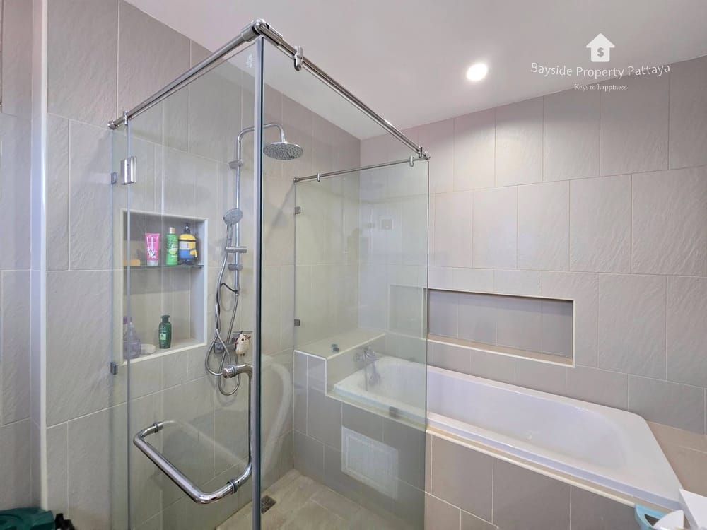 Spacious 6-Bedroom Detached House for Sale in East Pattaya with Air Conditioning 12