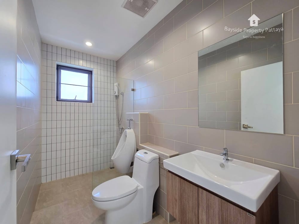 Spacious 6-Bedroom Detached House for Sale in East Pattaya with Air Conditioning 16