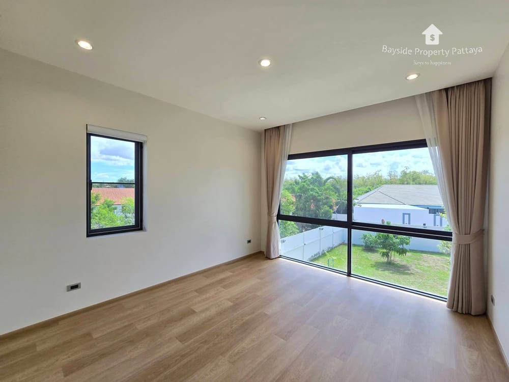 Spacious 6-Bedroom Detached House for Sale in East Pattaya with Air Conditioning 17
