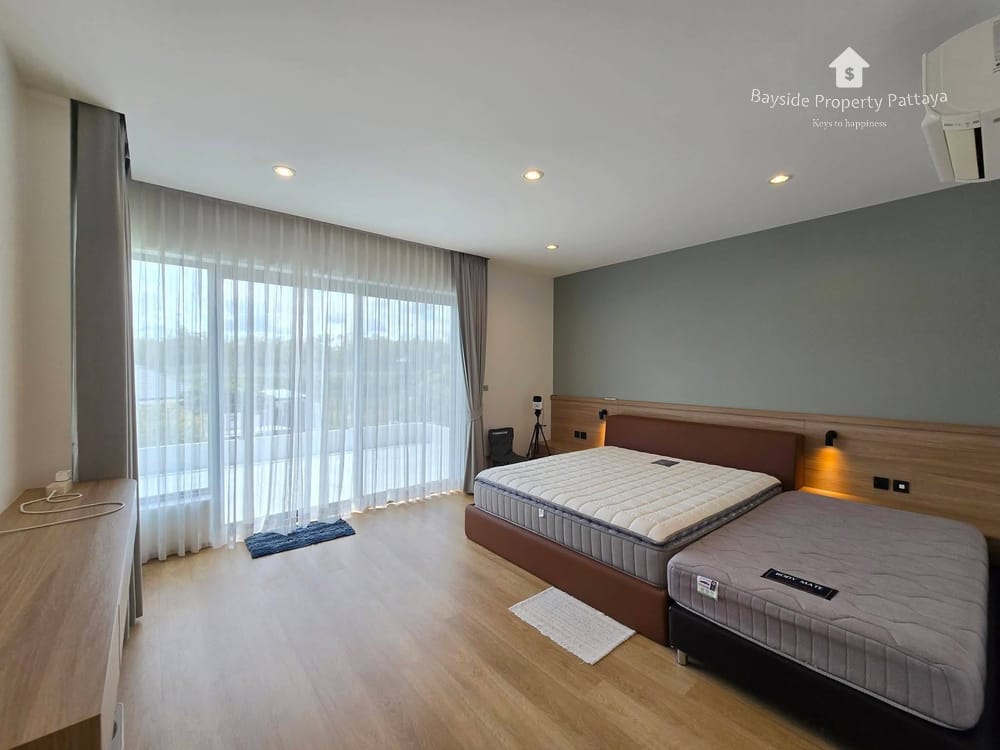 Spacious 6-Bedroom Detached House for Sale in East Pattaya with Air Conditioning 20