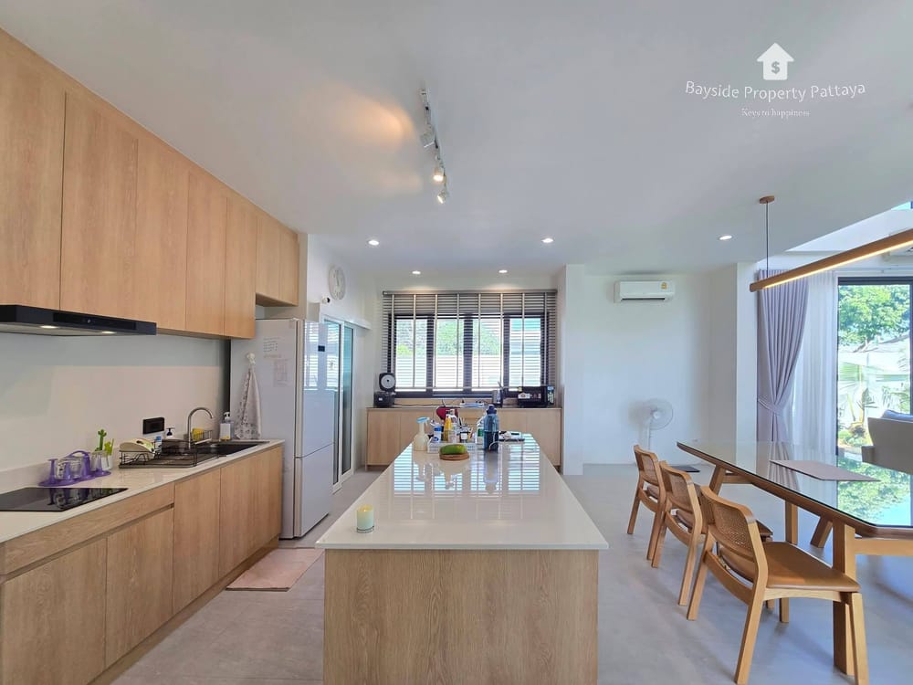 Spacious 6-Bedroom Detached House for Sale in East Pattaya with Air Conditioning 21
