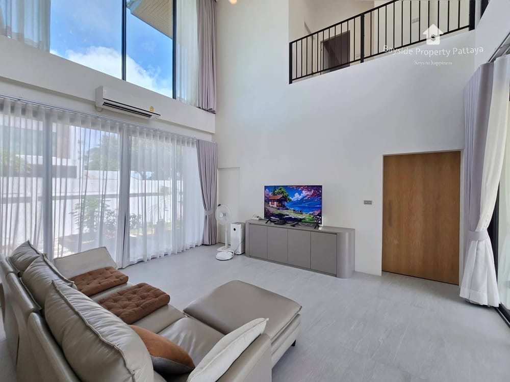 Spacious 6-Bedroom Detached House for Sale in East Pattaya with Air Conditioning 3