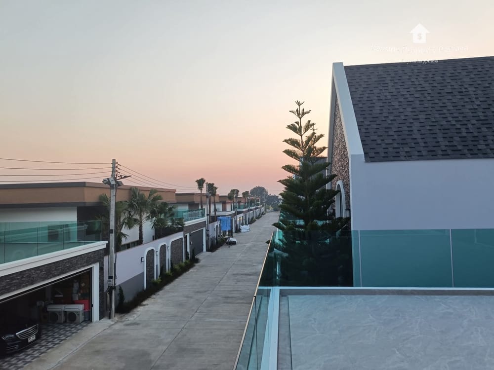 Spacious 4-Bedroom Villa for Sale and Rent in East Pattaya 9
