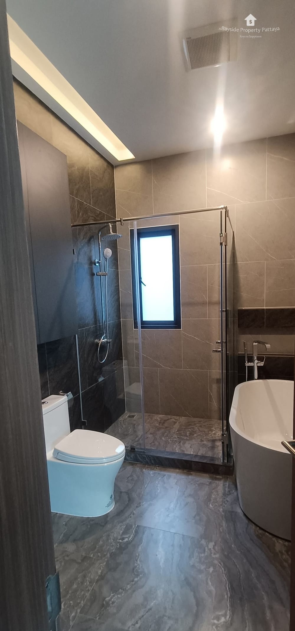 Spacious 4-Bedroom Villa for Sale and Rent in East Pattaya 11